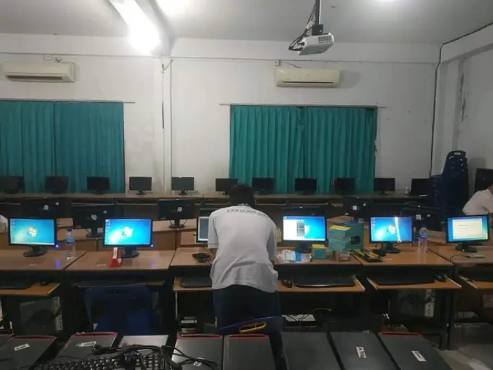 Aktivitas layanan teknologi Klinik Com